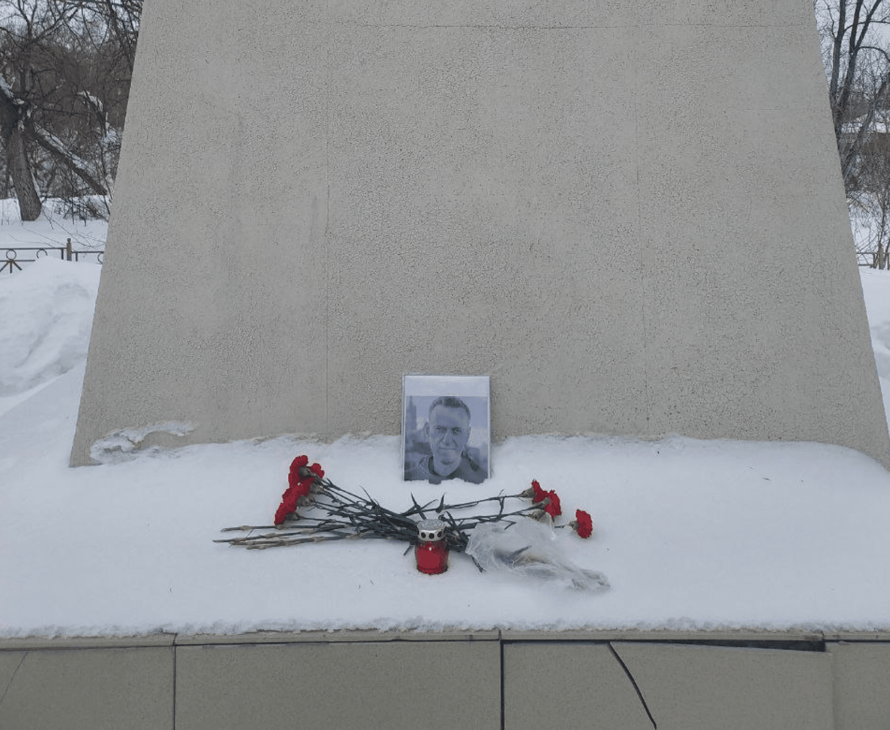 В Ульяновске задержанному на акции памяти Навального угрожали отрезать палец и отправить на войну. В итоге его отпустили без протокола