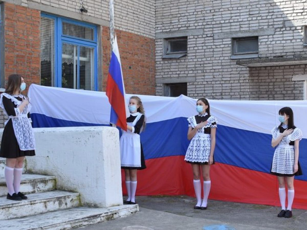 Госдума обяжет вузы, школы и детские сады вывешивать флаг России