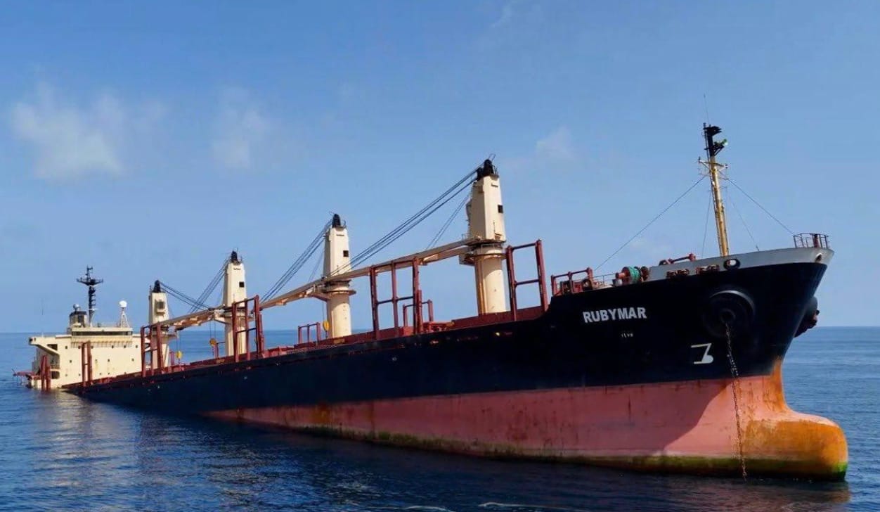 В Красном море после атаки хуситов затонул сухогруз Rubymar — Al Arabiya