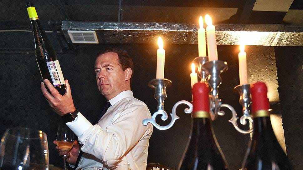 Пьяный Telegram. Скандальные посты Медведева следуют за датами поставок его вина из Италии