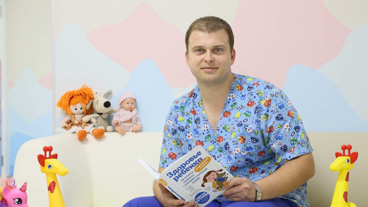 Педиатр Сергей Бутрий, которого арестовали за интервью Екатерине Гордеевой, покинул Россию