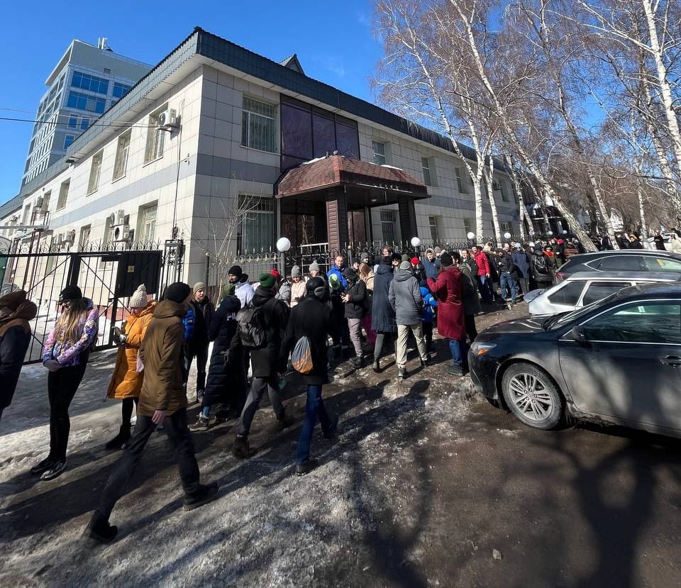 На нескольких участках в Новосибирске к 12 часам выстроились очереди. К акции «Полдень против Путина» присоединились Бишкек, Астана и Сеул