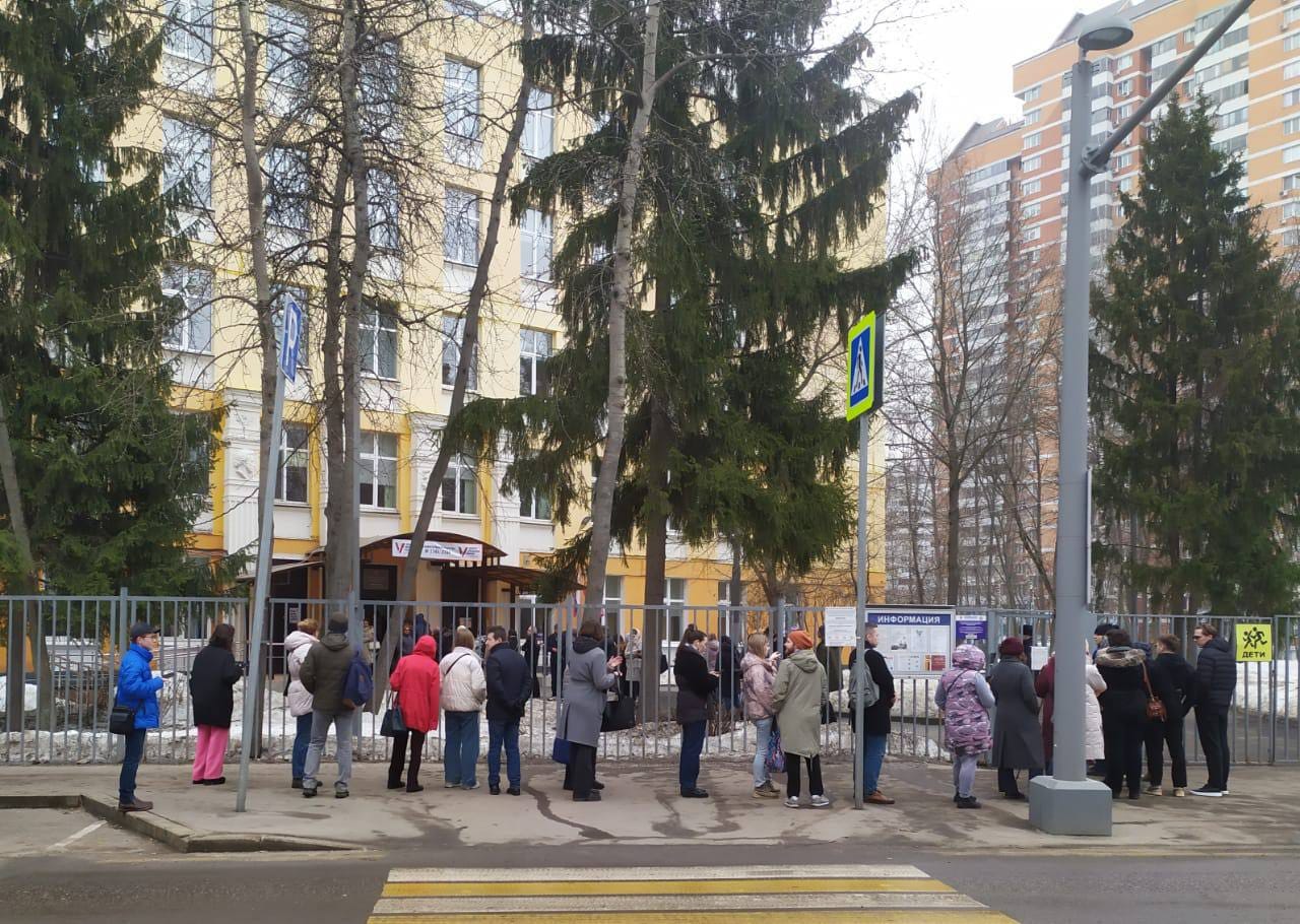 К акции «Полдень против Путина» присоединились жители Москвы, Челябинска, Омска, Санкт-Петербурга