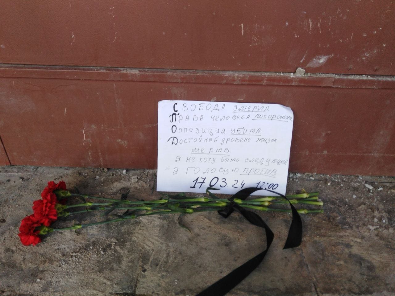 В Москве члена УИК увезли в полицию за футболку с надписью «Навальный». По всей стране задержаны почти 50 человек — «ОВД-Инфо»
