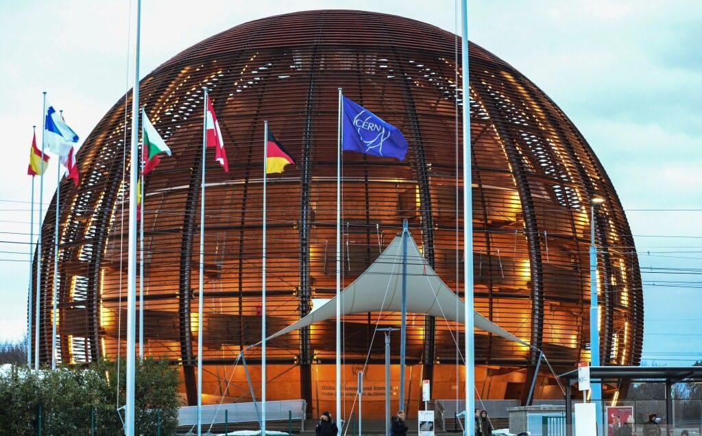Европейская организация по ядерным исследованиям прекратит сотрудничество с сотнями ученых, связанных с Россией