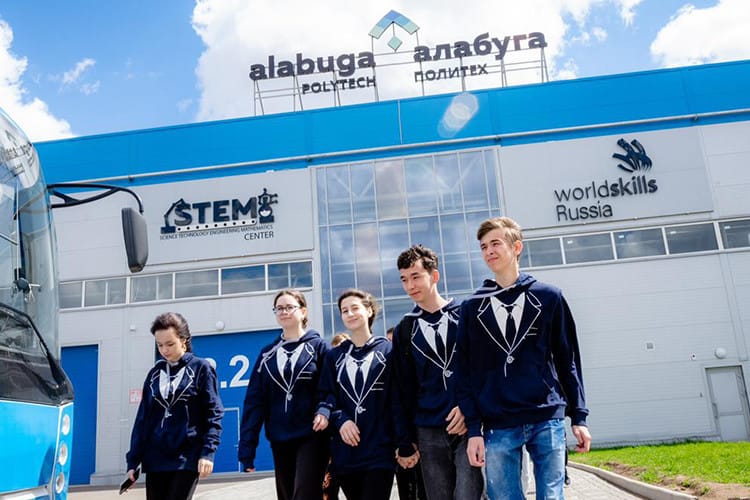 Граждане девяти стран пострадали после атаки дронов на общежитие в Татарстане