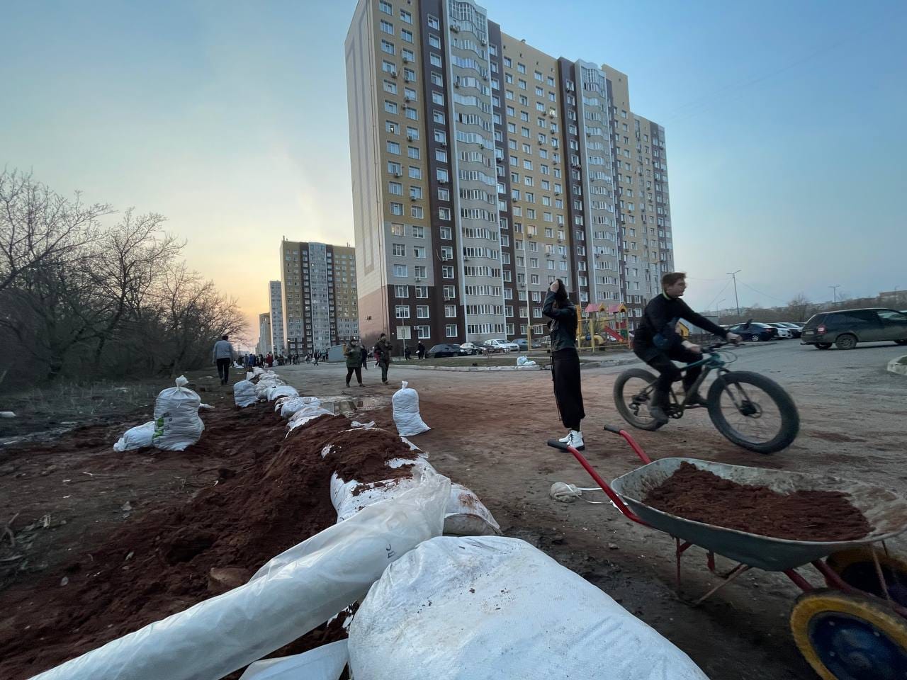 Оренбуржцы самостоятельно возводят импровизированные дамбы, чтобы защитить свои дома от паводка