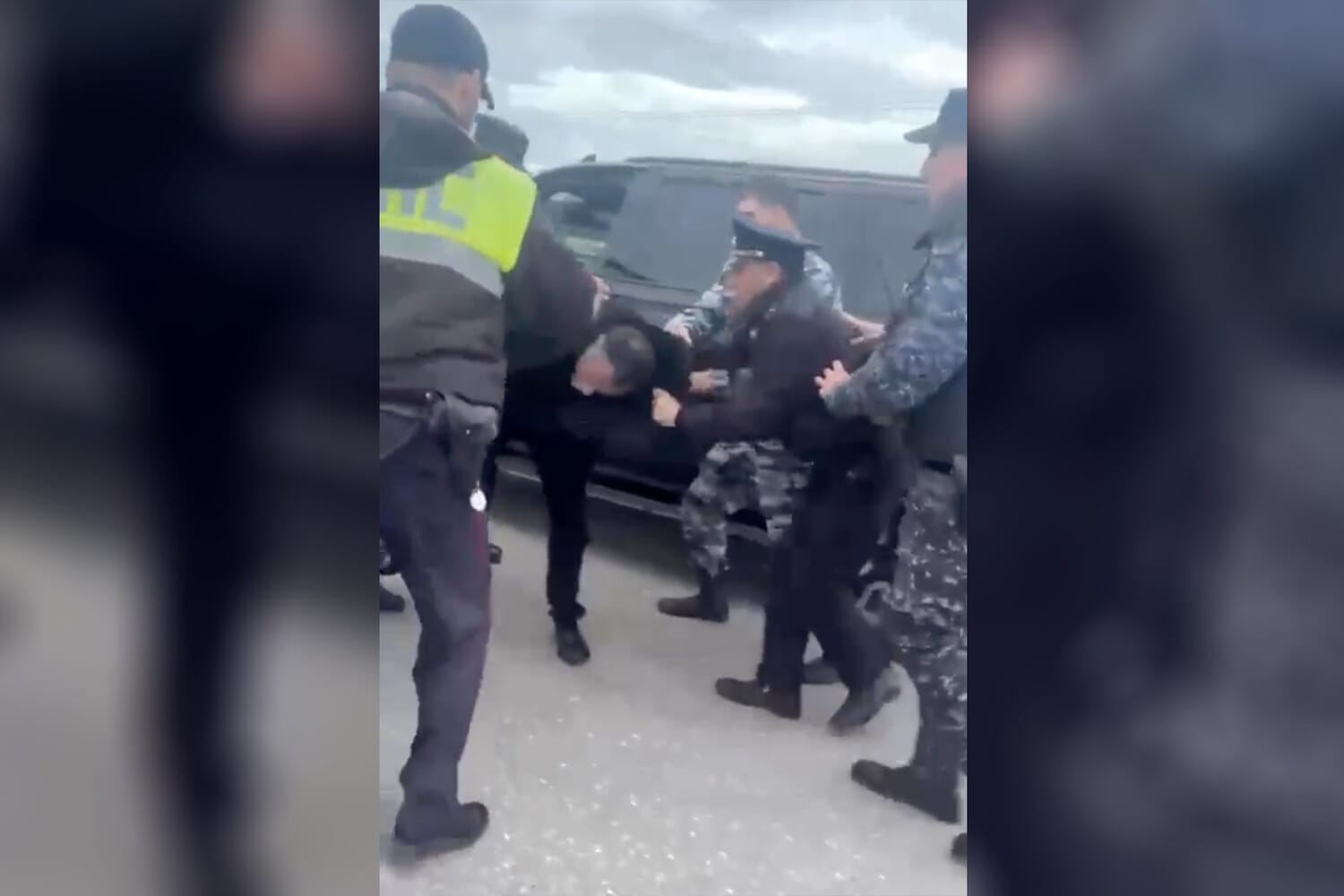 В Дагестане жестко задержали министра МЧС Чечни генерал-майора Алихана Цакаева — видео