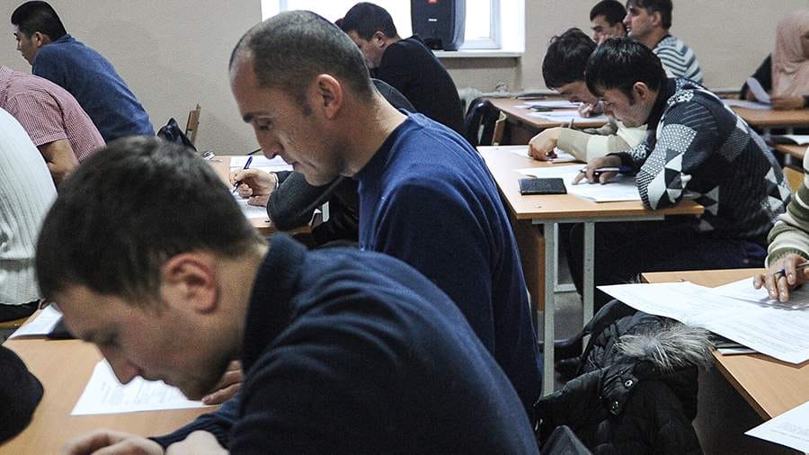 Ректора Института русского языка уволили после скандала с языковыми сертификатами для мигрантов 