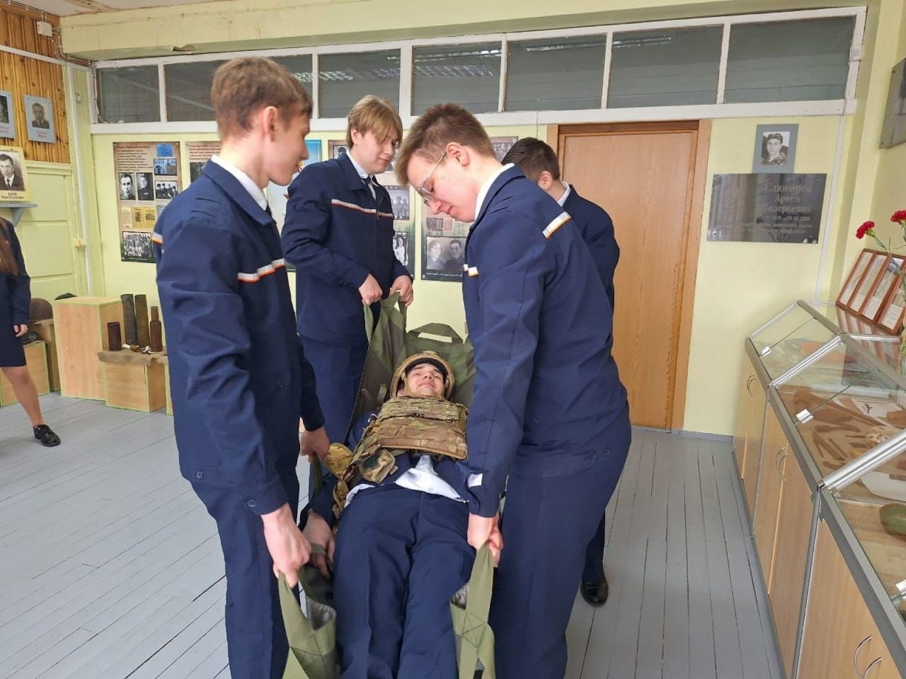 Участник войны в Украине дал примерить школьникам бронежилеты с нашивками «Груз 200 мы вместе» и «Мой гроб еще шумит в лесу»