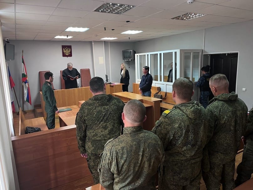 Следователи начали агитировать подсудимых идти на войну, обещая приостановку уголовного дела — «Коммерсантъ»