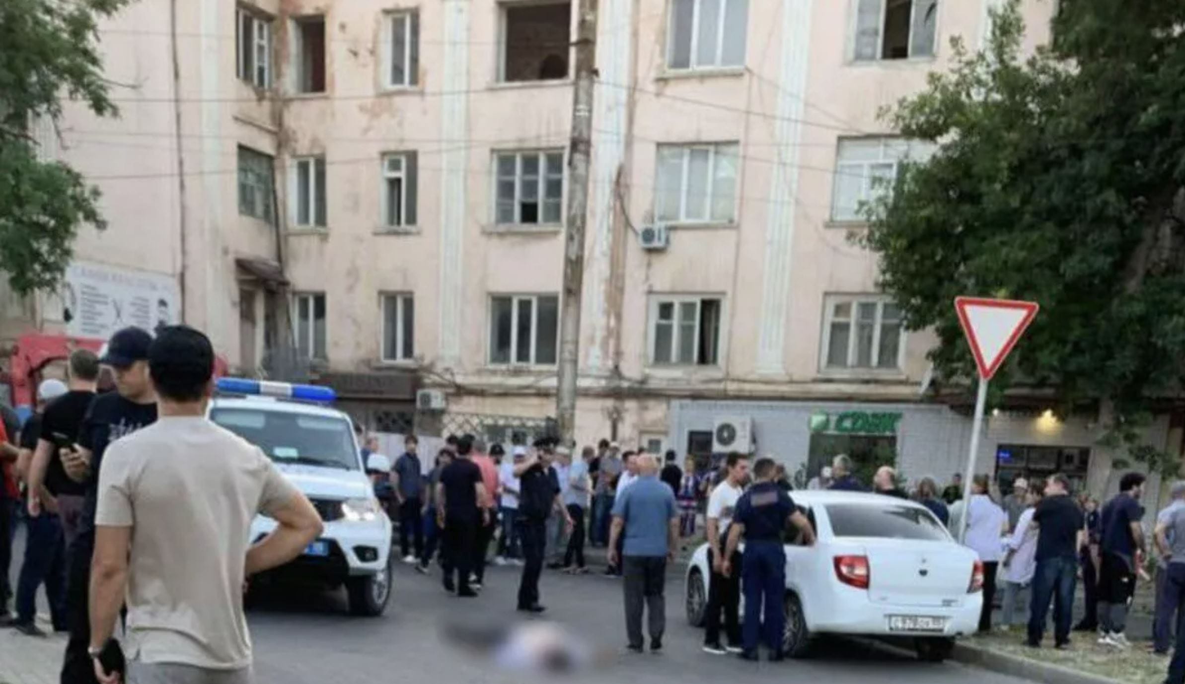 Число погибших при нападении террористов на Дербент и Махачкалу возросло до 20 человек — «112»