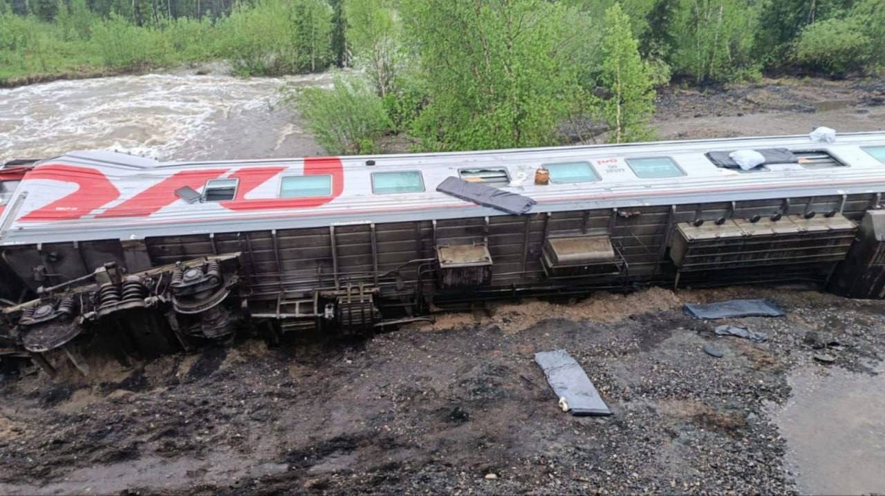 Сошел с рельсов поезд Воркута — Новороссийск. Пострадали более 70 человек, ведутся спасательные работы