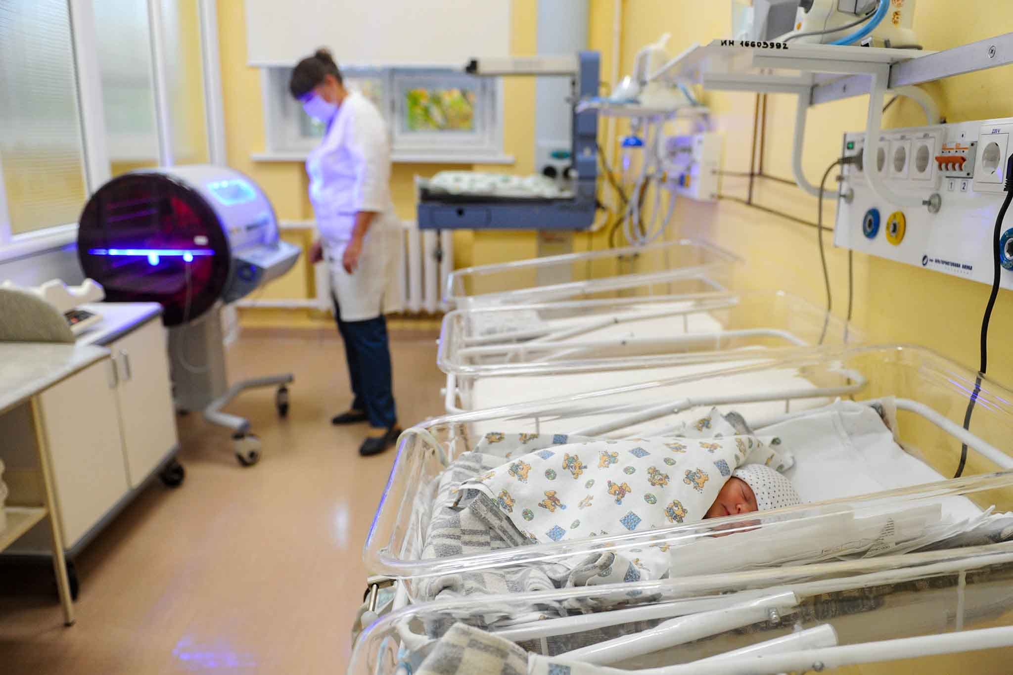 100 тысяч рублей будут платить студенткам из Карелии за то, чтобы они рожали вместо учебы