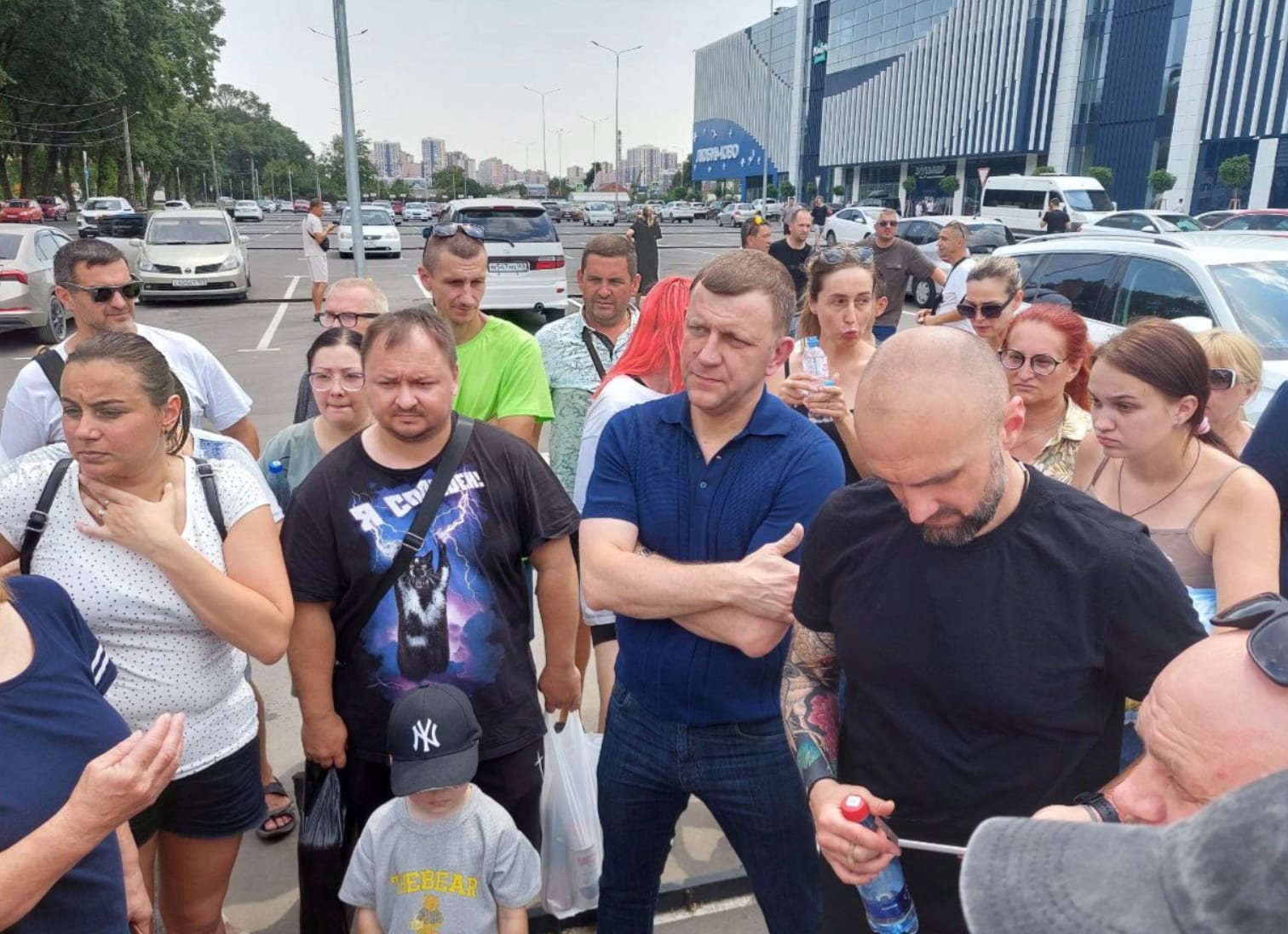 Жители Краснодара вышли на стихийный митинг из‑за отключений света и воды. К ним приехал мэр и предложил заковать себя в наручники