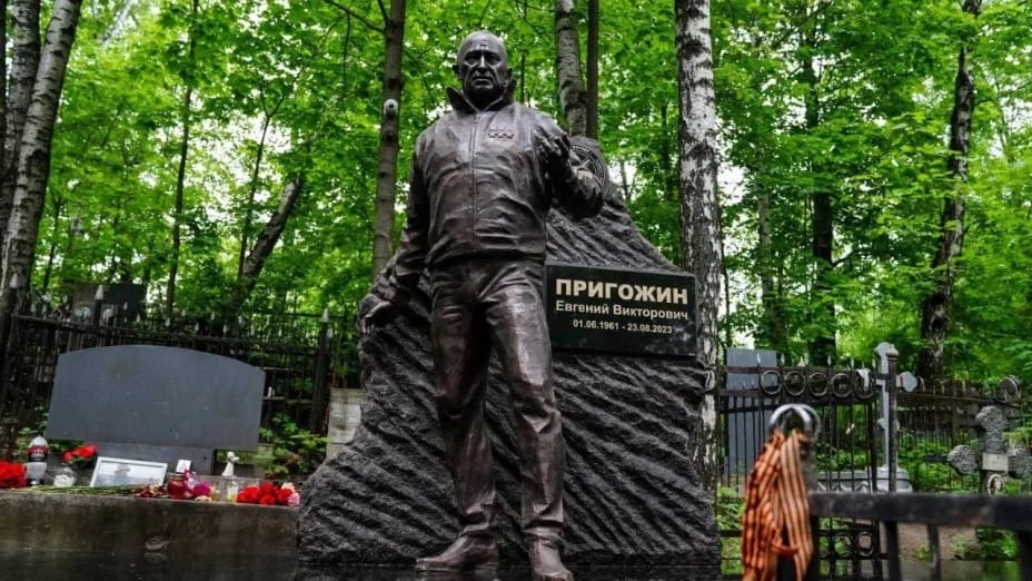 Оскорбительные надписи, краска, фаллоимитатор: могилу Евгения Пригожина на Пороховском кладбище в Петербурге осквернили дважды за два дня