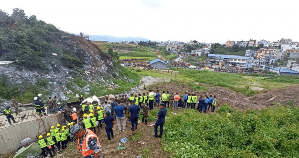 В Катманду во время взлета разбился пассажирский самолет. На борту находились 19 человек