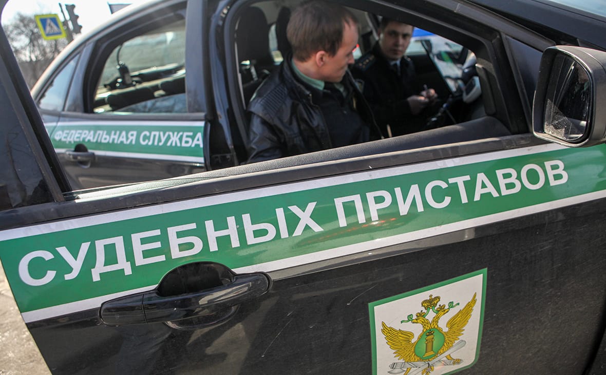 Госдума разрешила всем приставам применять физическую силу, спецсредства и оружие. Раньше это могли делать только приставы в судах