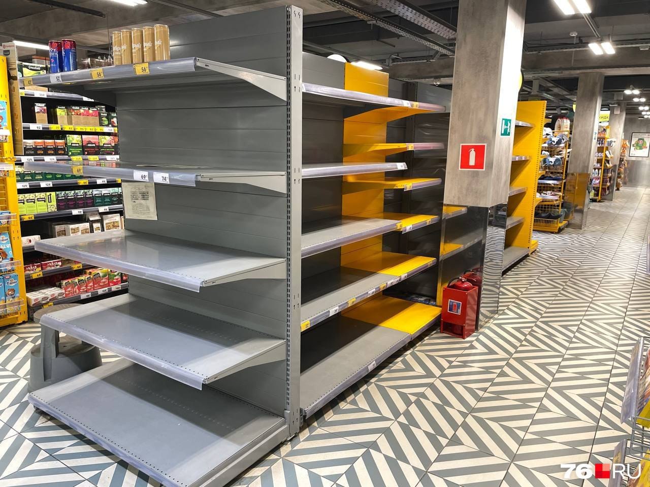 В трех регионах России начался дефицит товаров в торговой сети «Пятерочка». Причина — массовая депортация мигрантов из России