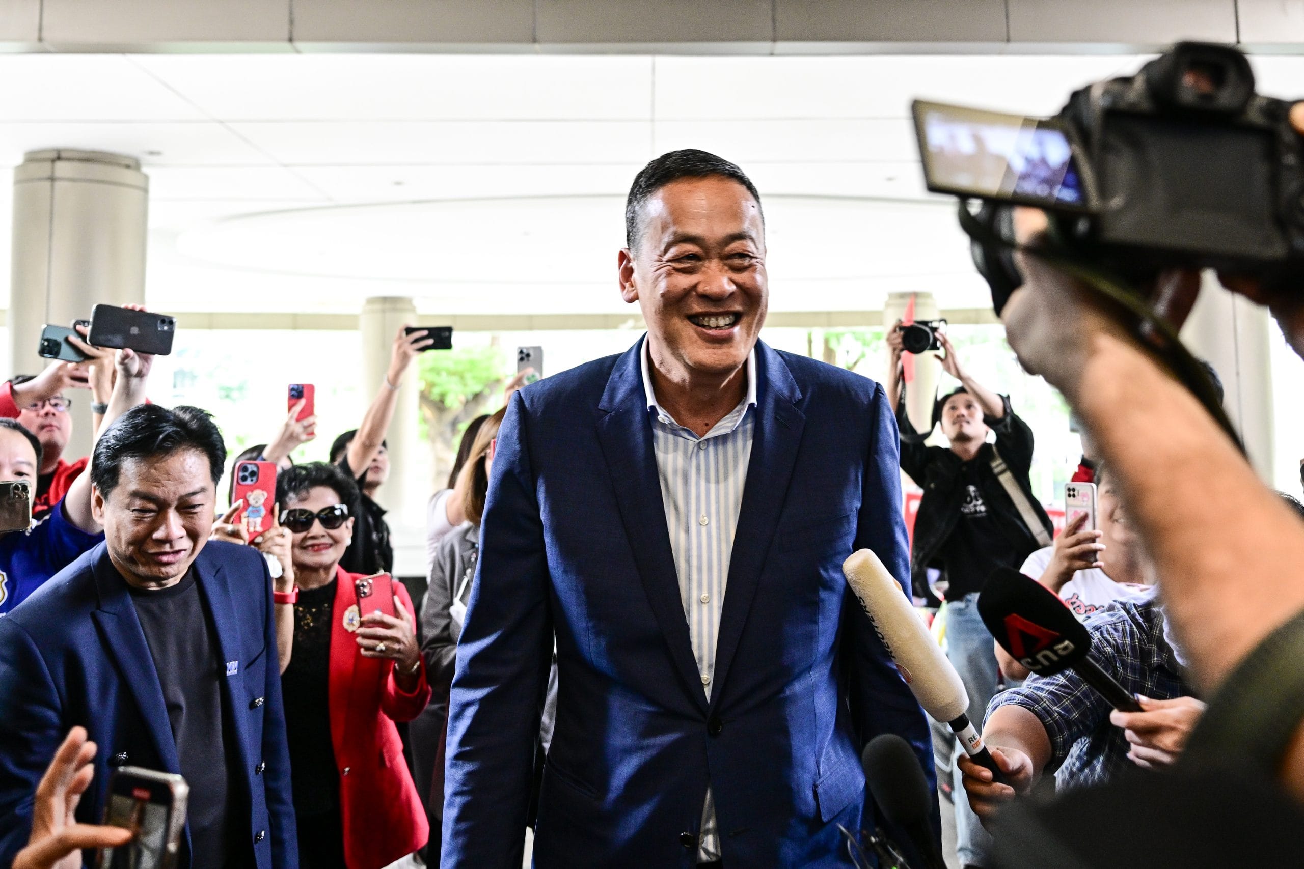 Конституционный суд Таиланда отстранил премьера за нарушение этики. Он рекомендовал на пост осужденного за взятку