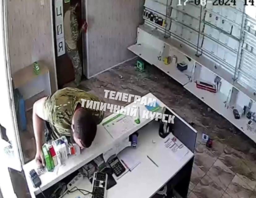 В сети появилось видео с мародерами в камуфляже в Курской области. Один из них одет в форму, похожую на российскую