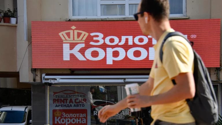 Грузинские банки начали отклонять переводы через «Золотую корону» после того, как США ввели санкции против материнской компании — СМИ