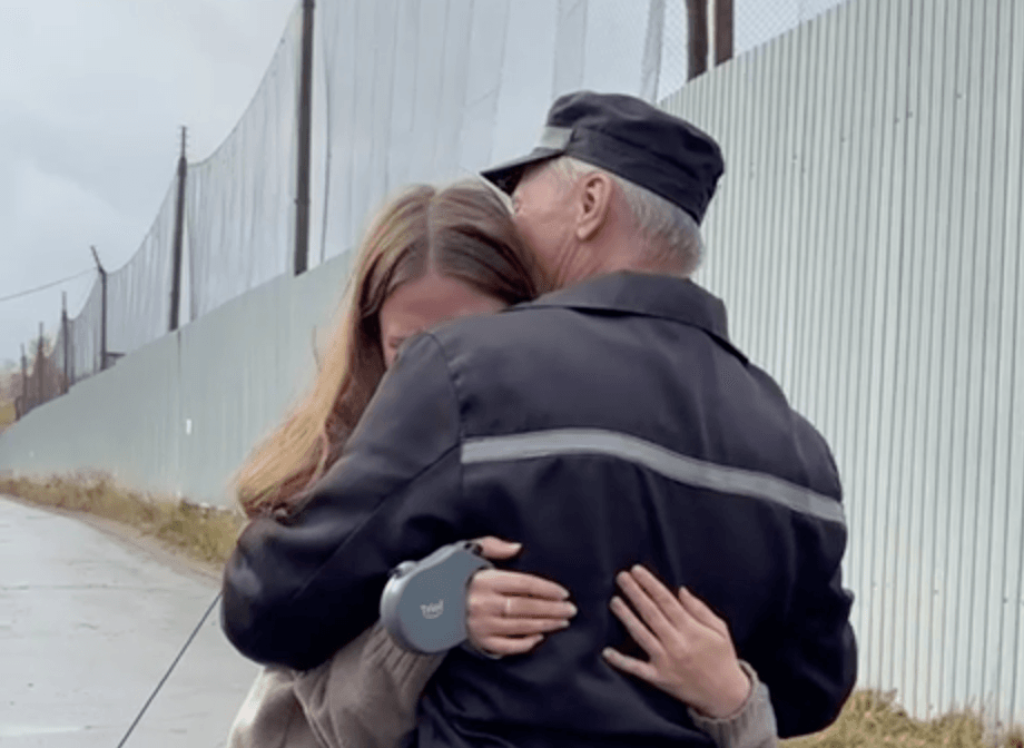 Осужденный из-за антивоенного рисунка дочери по статье о «дискредитации» армии Алексей Москалëв вышел из колонии