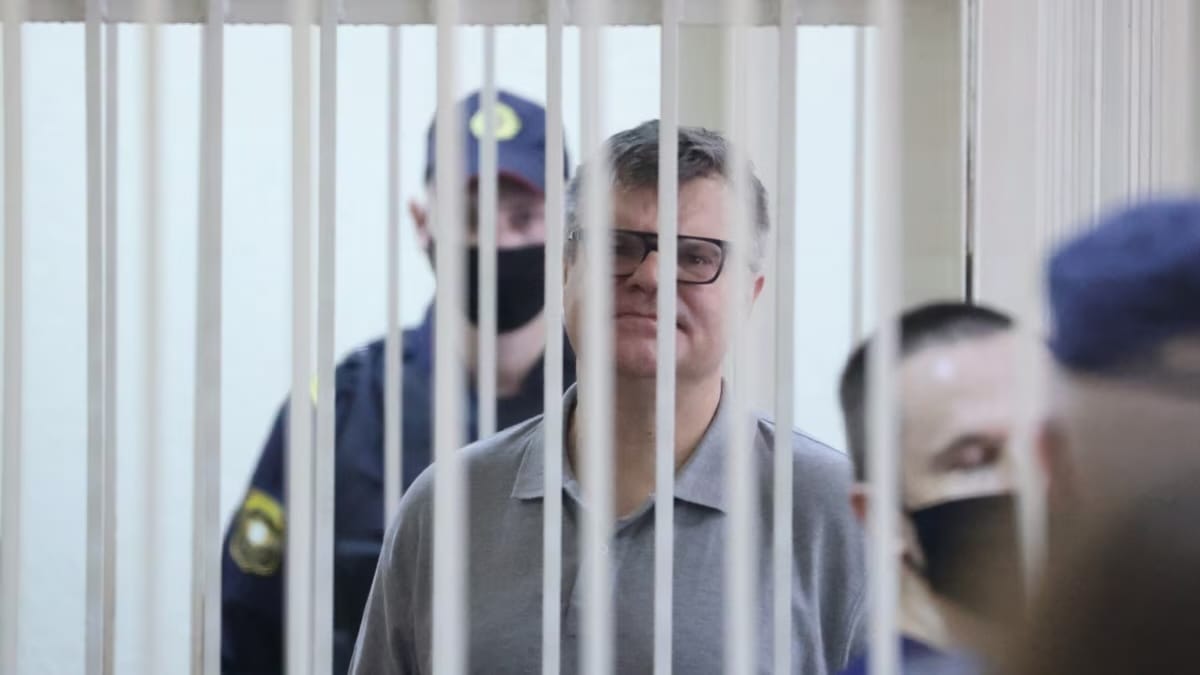 Белорусского политзаключенного Виктора Бабарико содержали в колонии в полной изоляции, а потом увезли в неизвестном направлении — «Белсат»
