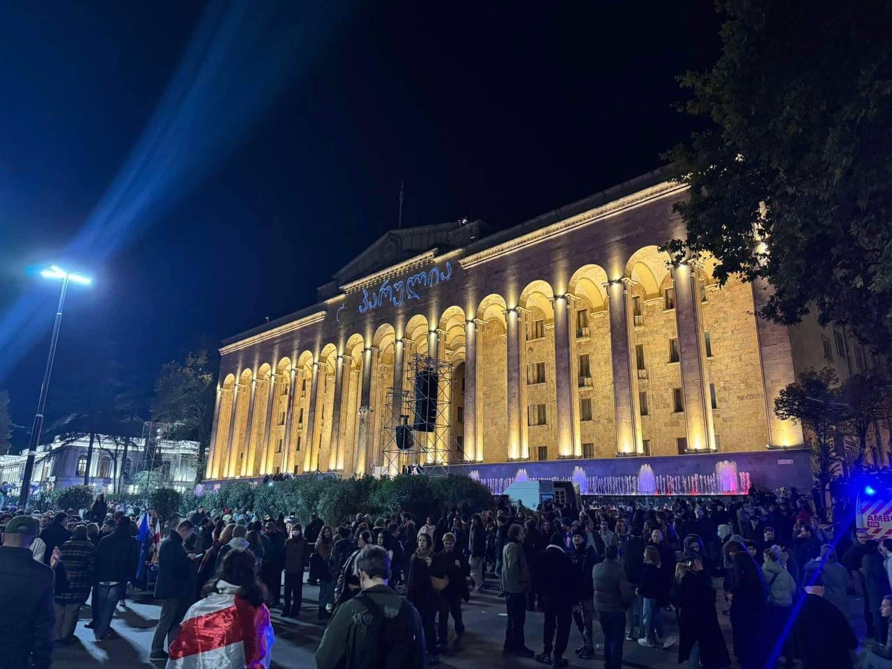 Грузинская оппозиция обвиняет «Грузинскую мечту» в фальсификациях и давлении на голосующих. Наблюдатели это подтверждают