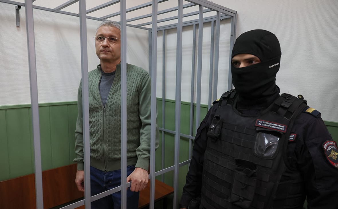 «Чисто технические замены». Обвиняемого в коррупции экс-министра обороны Иванова исключили из наблюдательного совета «Защитников Отечества»