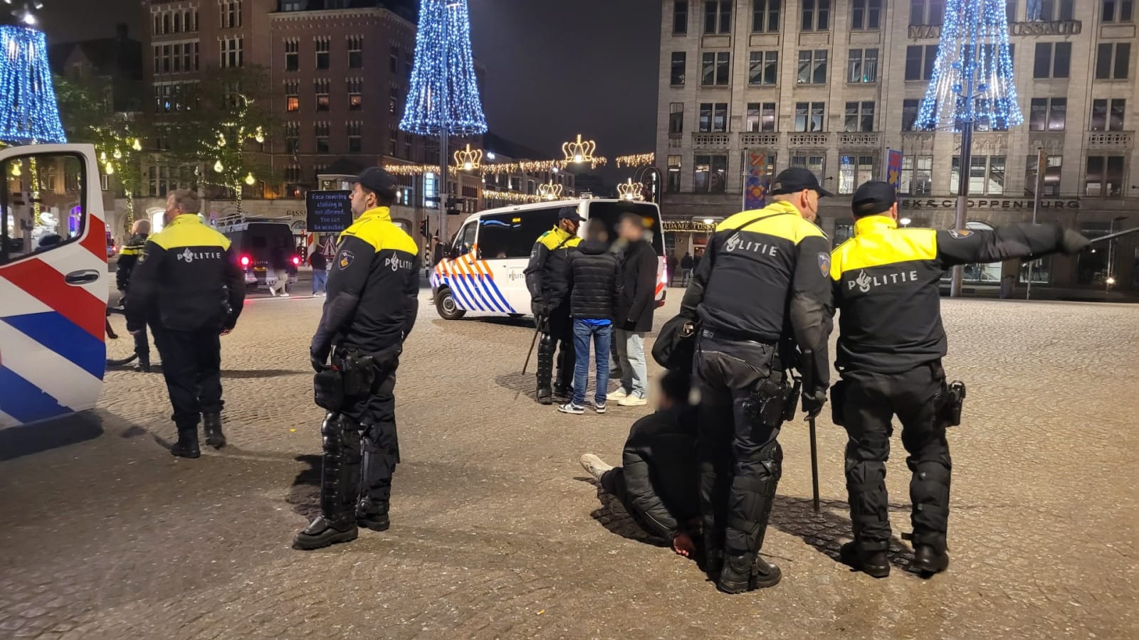 В Амстердаме люди с палестинскими флагами напали на израильских футбольных болельщиков после матча «Аякса» и «Маккаби»