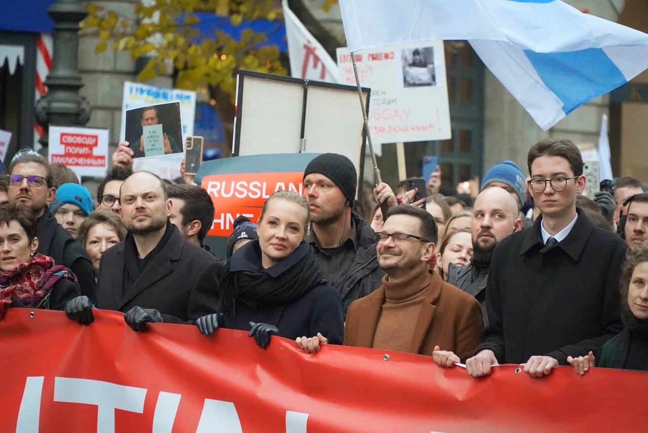 В Берлине завершился антивоенный митинг, организованный Яшиным, Кара-Мурзой и Навальной. Акции солидарности прошли по всему миру