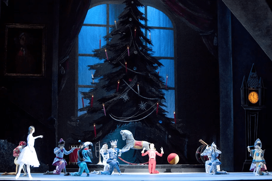 Большой театр раздал 1,5 тысячи билетов на Щелкунчика участникам войны. Ранее их стали продавать только через сайт и по паспорту