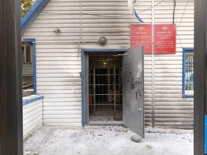 Суд на Алтае приговорил к полутора годам сельчанина, который употребил наркотики и алкоголь, а затем бросил коктейли Молотова в здание МВД