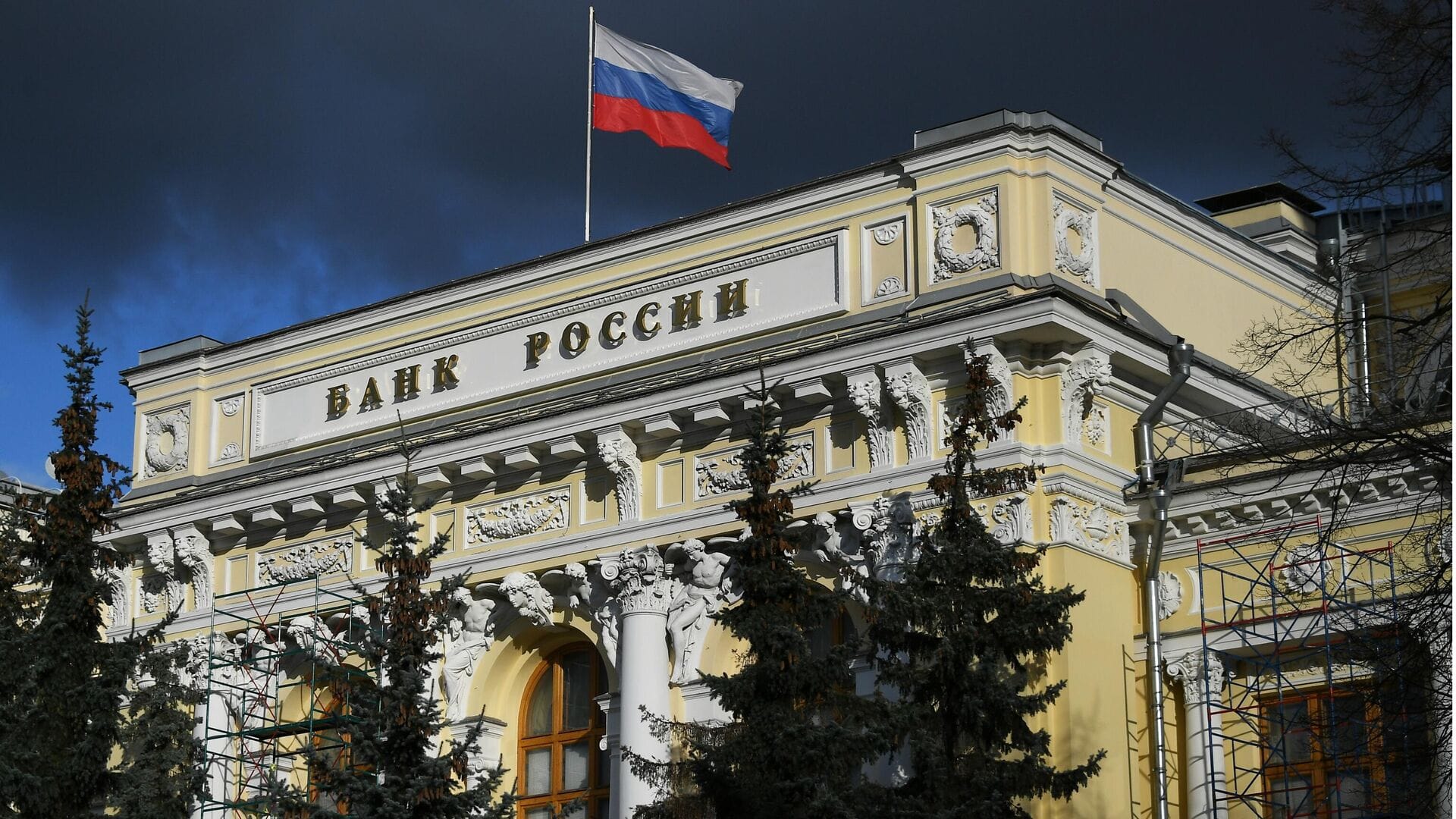 Центробанк: Рубль падает из-за новых санкций США, но это временно