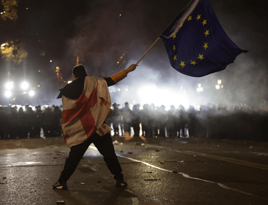В Тбилиси разогнали часть протестующих с помощью слезоточивого газа, демонстранты в ответ применили самодельные пулеметы из фейерверков 