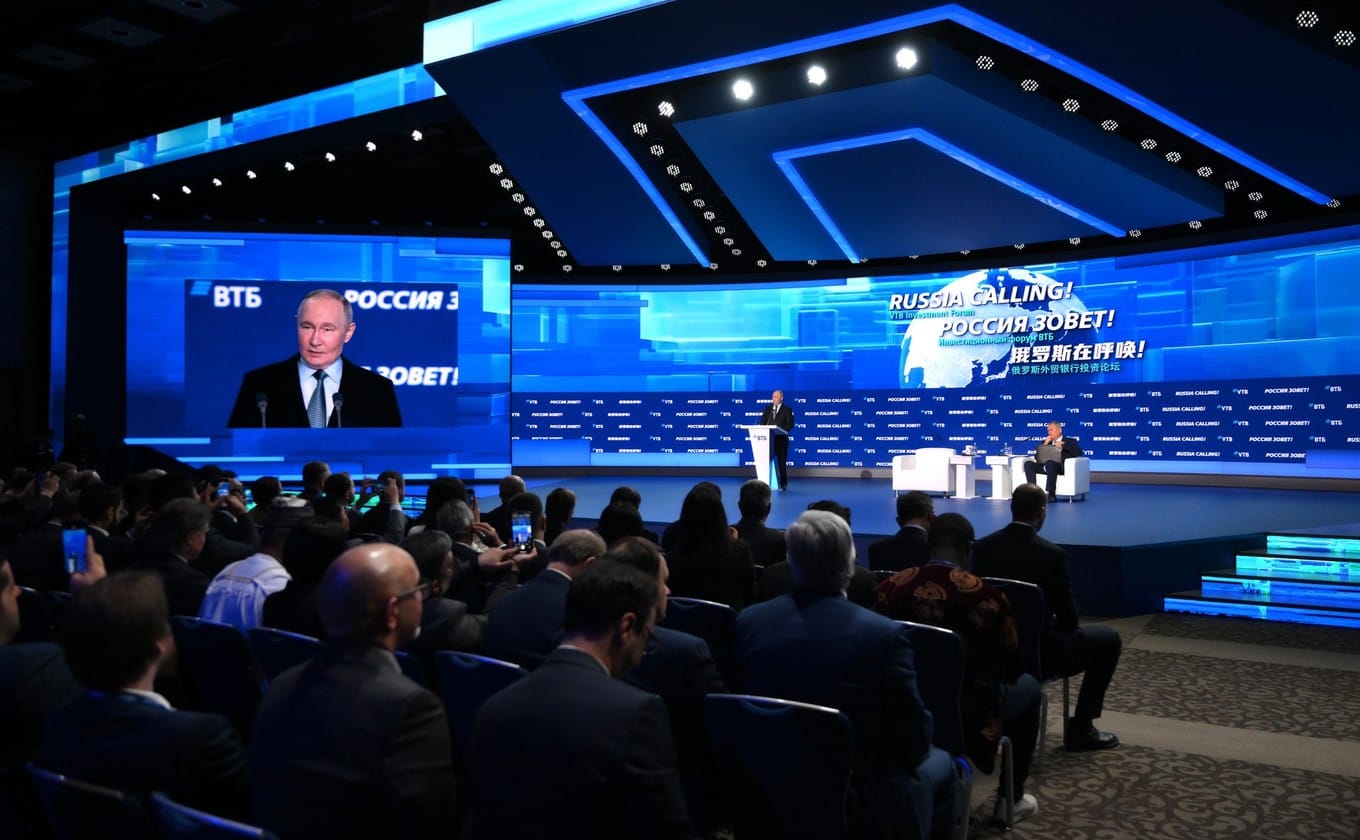 Путин на инвестфоруме похвастался ростом ВВП и низкой безработицей. Но это лишь следствие войны и перегрева экономики