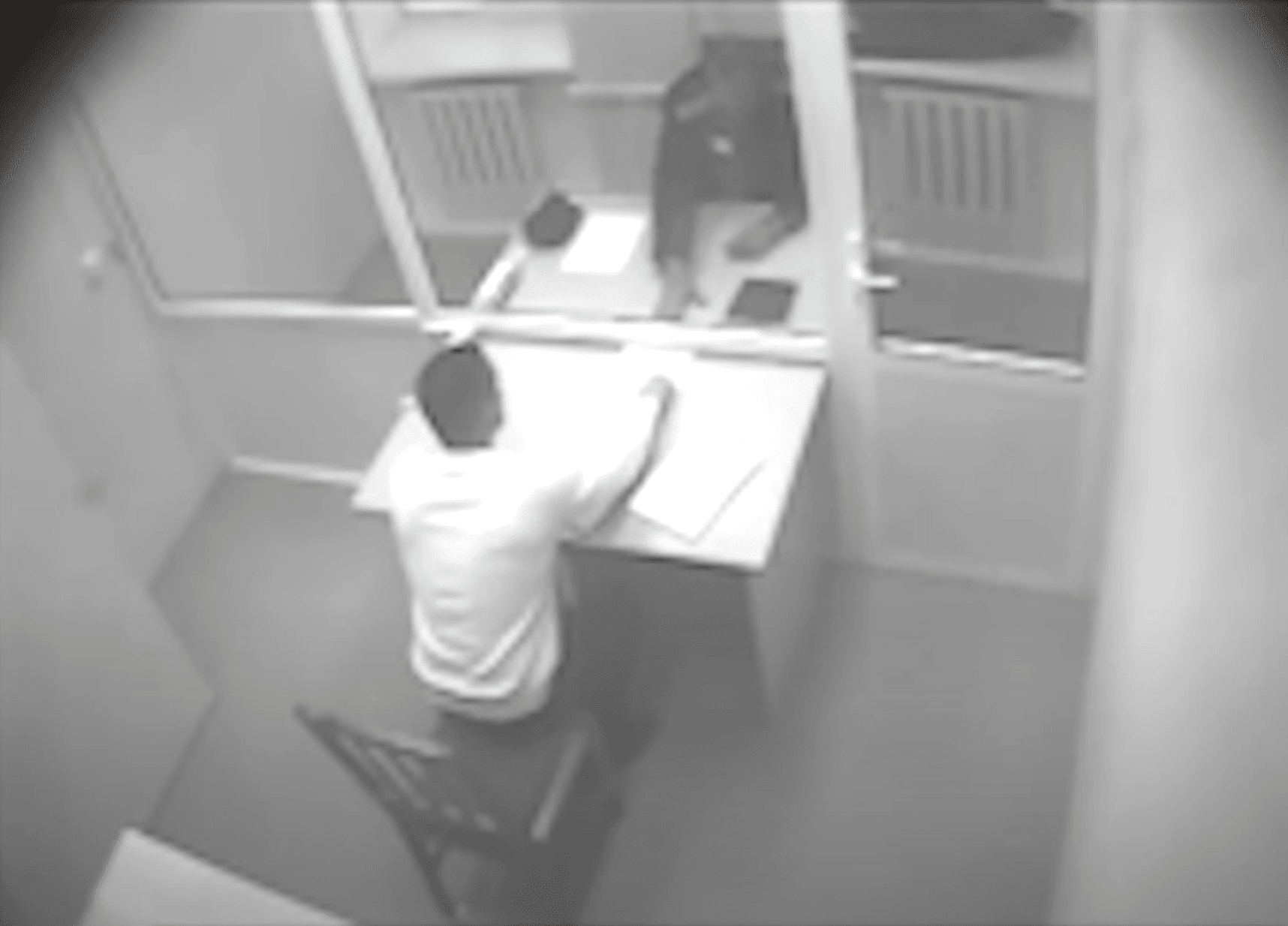 Встречи Навального с адвокатами в тюрьме снимали скрытые камеры. Незаконную съемку прислали его команде