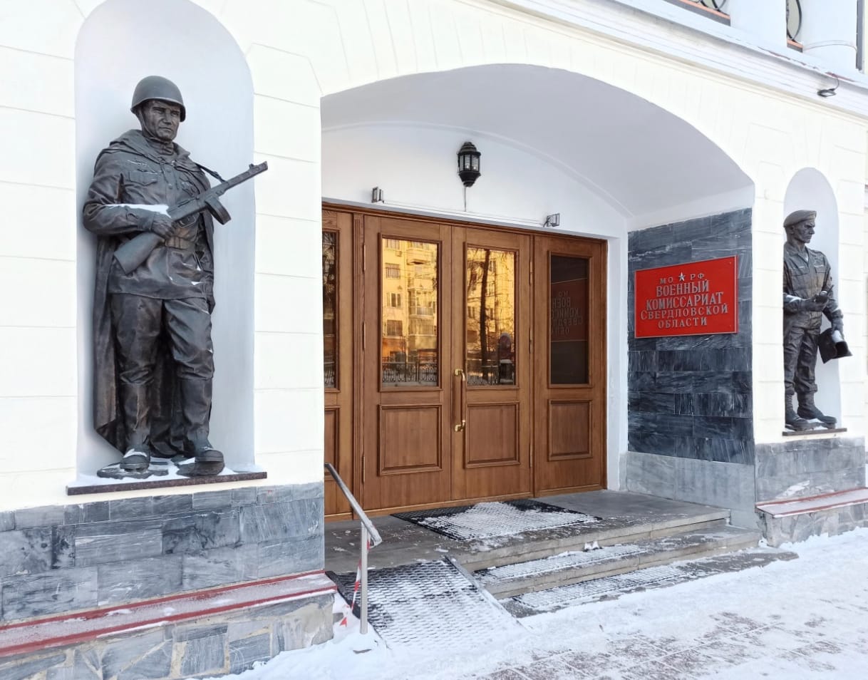 В Екатеринбурге мужчину задержали после попытки поджога главного военкомата региона коктейлями Молотова. Он хотел «отомстить мошенникам»