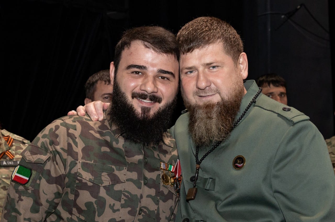 Кадыров наградил медалью своего племянника Хамзата. Тот отчитался об уничтожении дронов в день крушения самолета, летевшего в Грозный