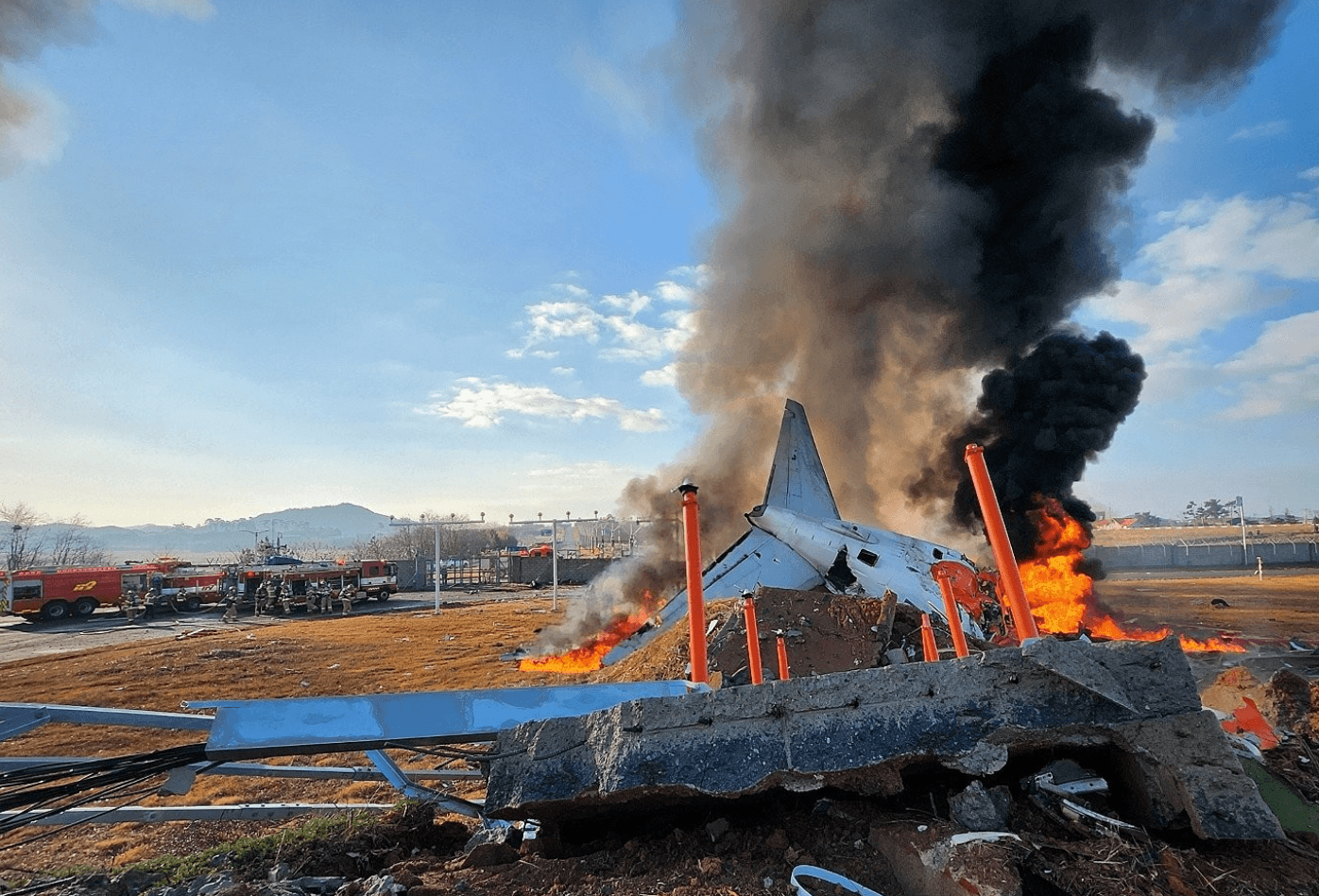 В Южной Корее разбился самолет, на борту был 181 человек. Пожарные сообщили, что спастись, скорее всего, смогли лишь двое