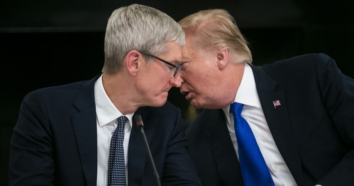 Тим Кук подарит Трампу миллион долларов на инаугурацию — Axios