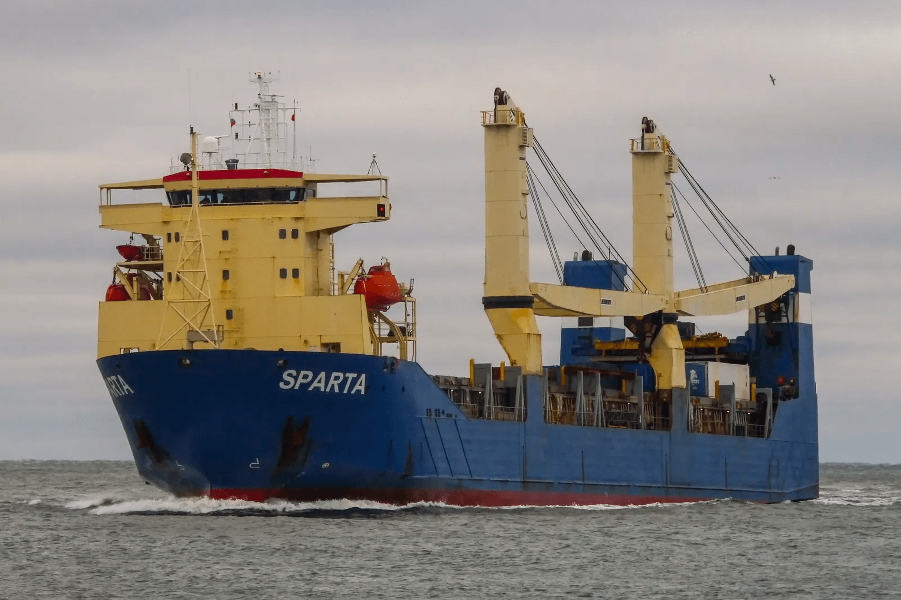 Новые власти Сирии не дают России вывезти технику из Тартуса. Одно судно вынудили отойти в нейтральные воды, оно 5 дней ходит кругами