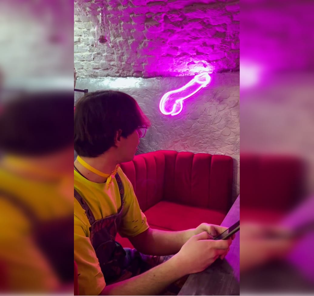 Владельца бара в Ульяновске оштрафовали на 150 тысяч рублей за подсветку в форме члена. За бар вступились «участники СВО»