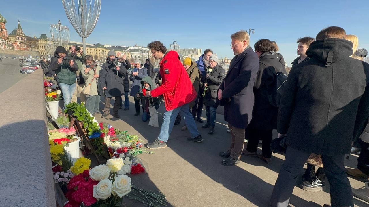 В Москве задержали корреспондентов RusNews во время эфира о годовщине убийства Немцова