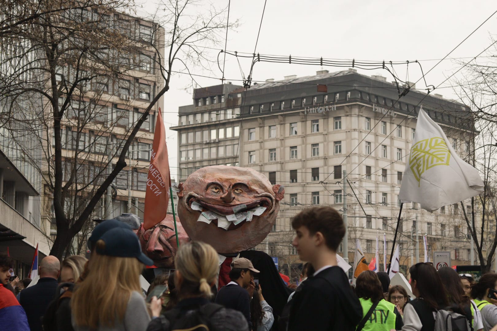 Многотысячная толпа подошла к парламенту Сербии. Главное о крупнейшей акции протеста в истории страны