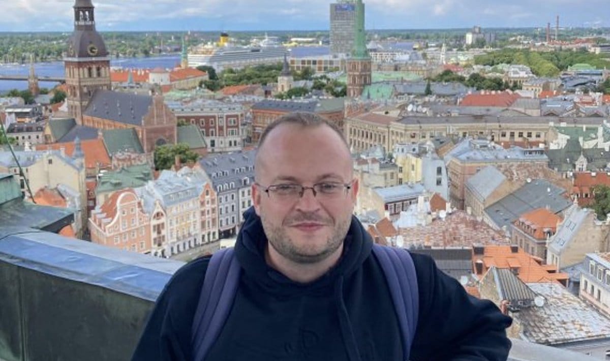 На журналиста The Insider Сергея Ежова завели дело о «неисполнении обязанностей иноагента». У его родителей прошел обыск