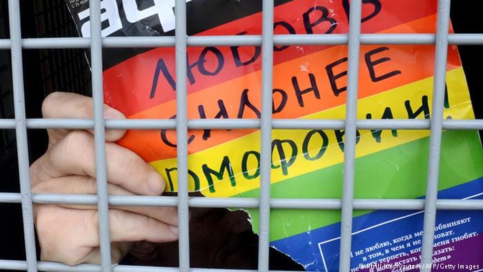 «Российская ЛГБТ-сеть» вывезла из Чечни 40 геев, девять из них покинули Россию