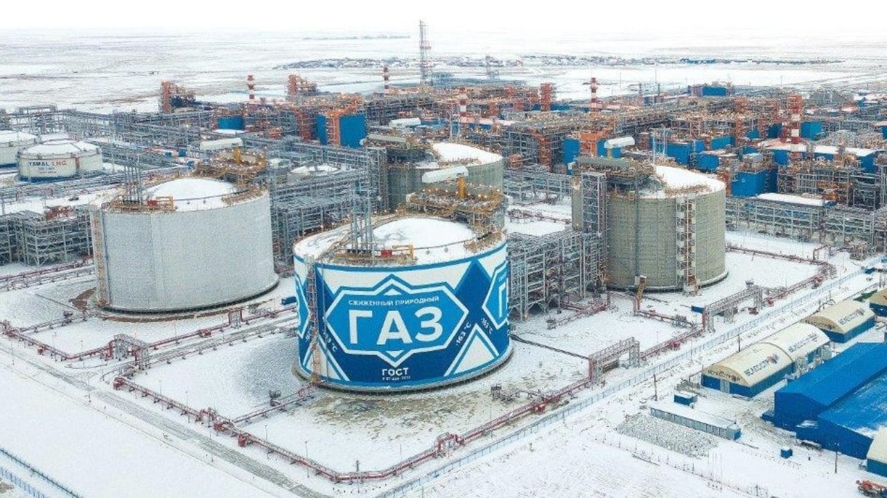 «Арктик СПГ — 2» зажег факел газа, зафиксировали спутники. Эксперты предполагают подготовку к добыче после намеков США о снятии санкций