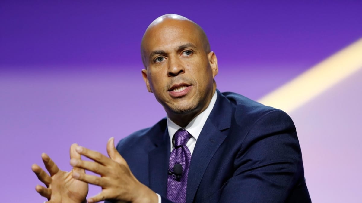 Сенатор-демократ Кори Букер всю ночь выступал в Сенате. Речь против администрации Дональда Трампа продолжается уже более 19 часов